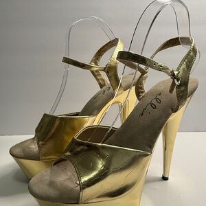 Ellie Gold platform heeled.